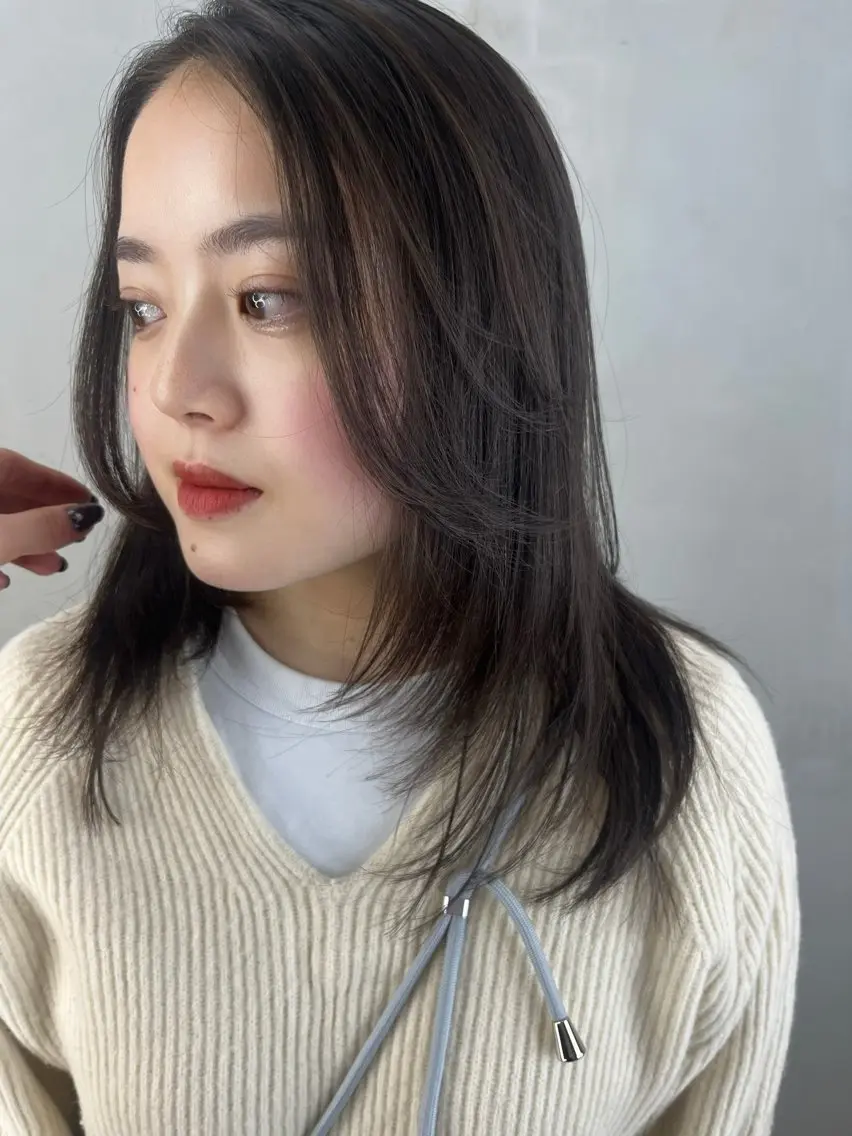 セミロング レイヤーカット 前嶋 愛友のヘアスタイル