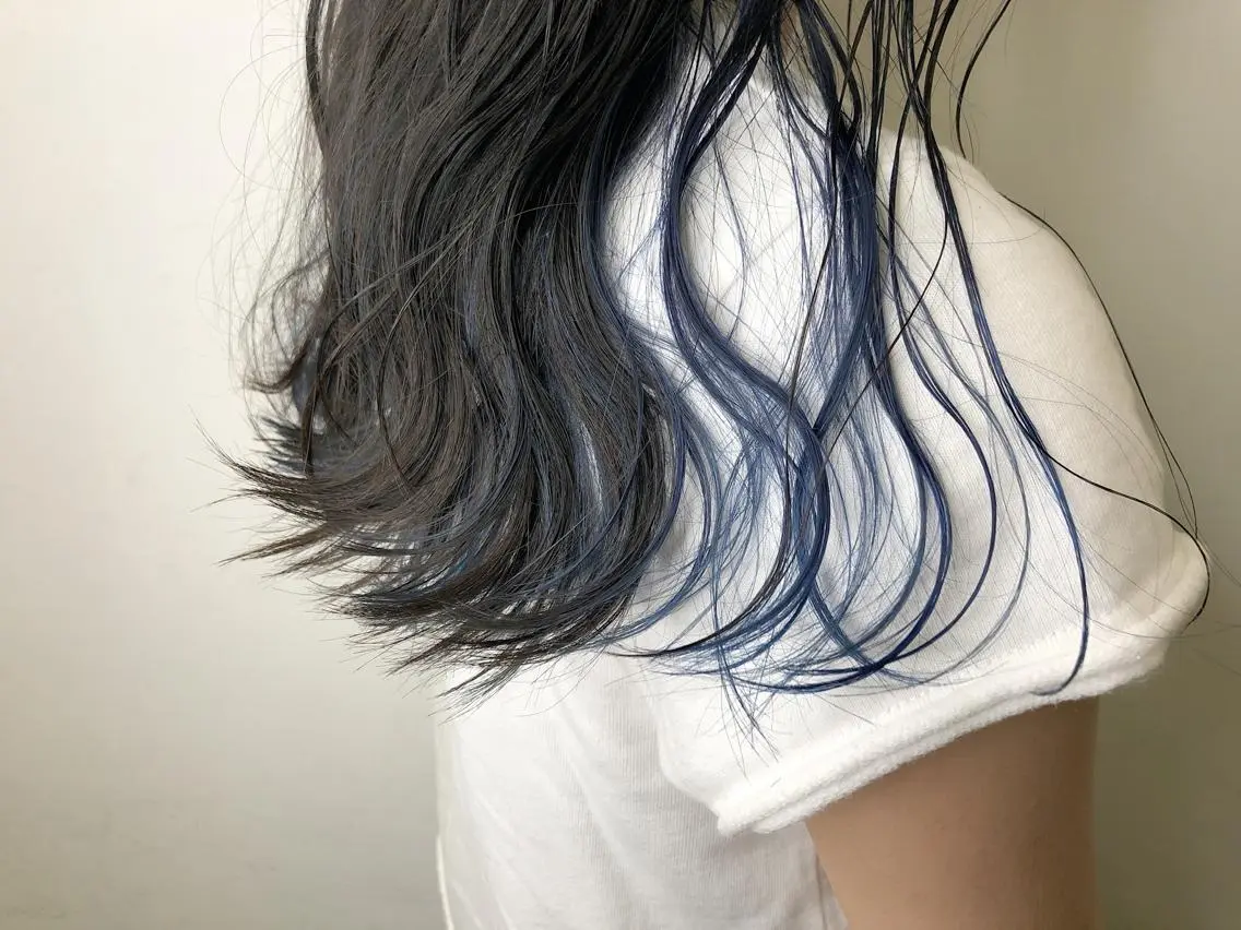 セミロング カラー ブルーカラー ブルーグレー ブルーグレージュ グレージュ インナーカラー メンズ レイヤー ウルフ 弓木啓輔のヘアスタイル