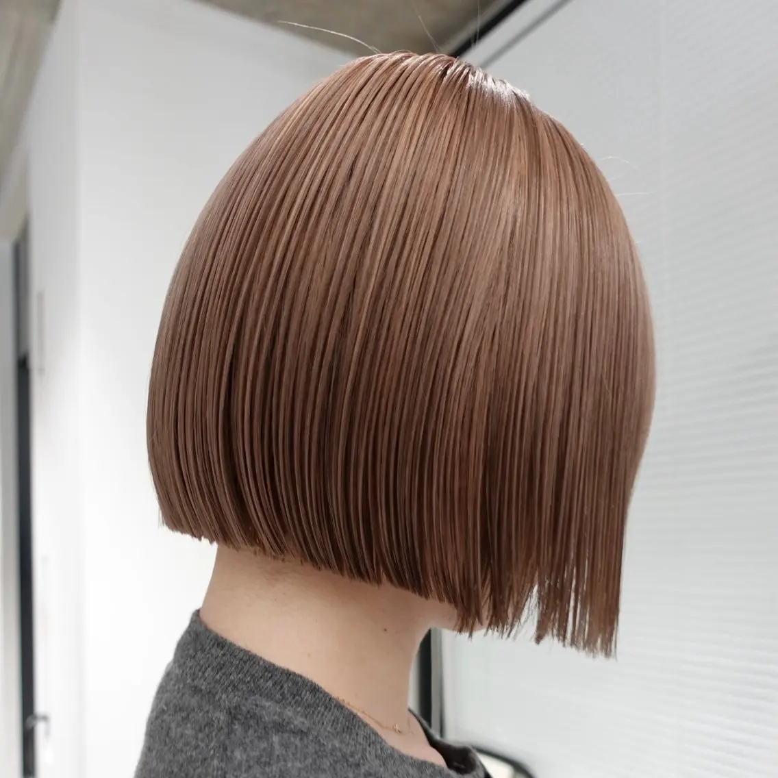 ショート カラー ヘアアレンジ ベージュカラー ボブ カット 🌐サトウ リョウ🌐のヘアスタイル