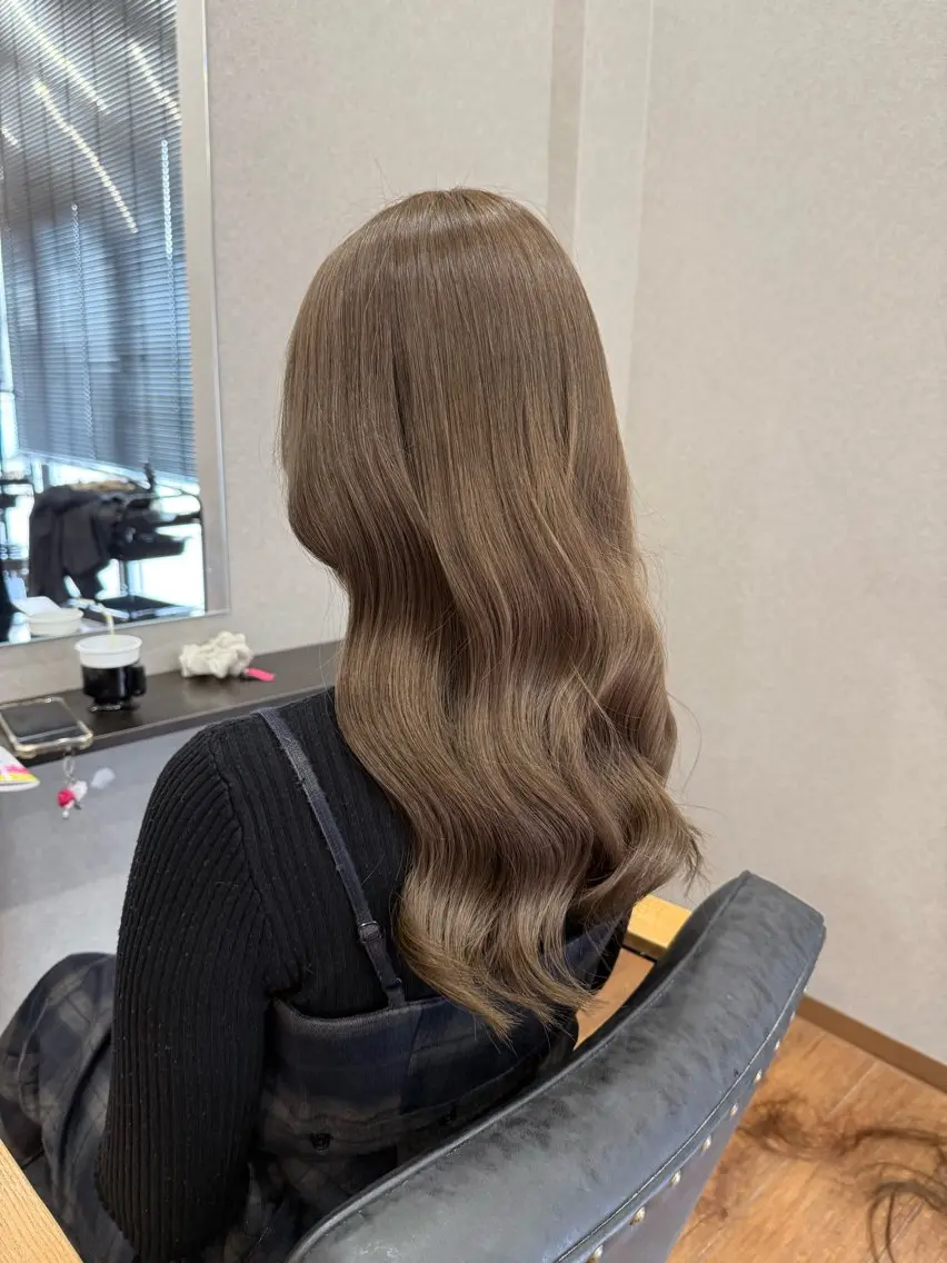 ロング カラー グレージュ ミルクティーグレージュ ヘアカラー トリートメント 鵜飼 真伍のヘアスタイル