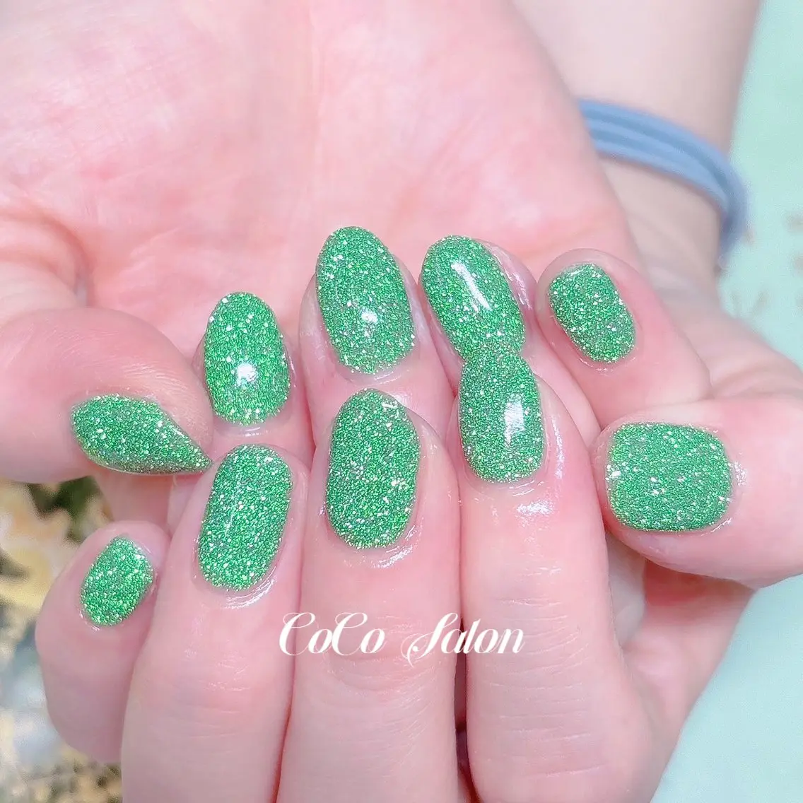 ネイル フラッシュネイル ジェルネイル グリーン ラメ(グリッター) ワンカラーネイル CoCoSalon ネイル/まつ毛予約のネイルデザイン
