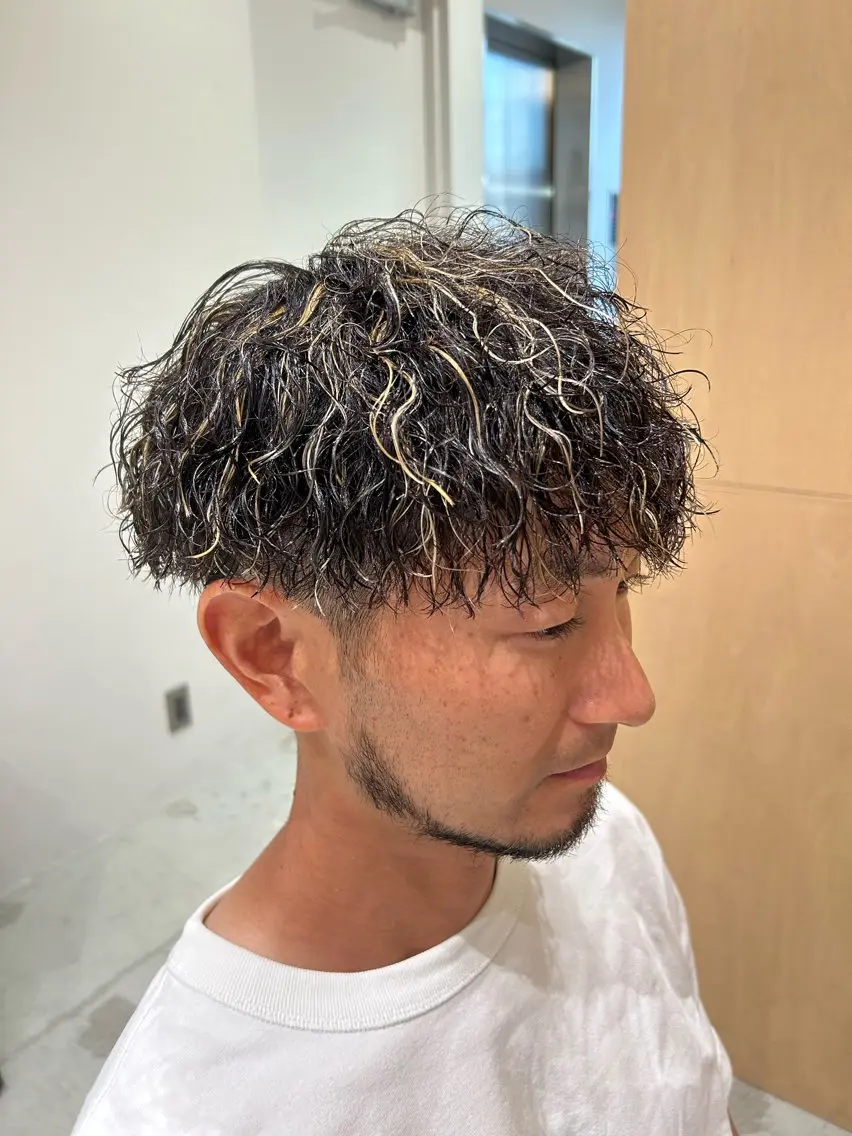 カラー パーマ メンズ フェードカット メンズハイライト メンズパーマ ハイライトカラー カット ヘアカラー パーマ 🐲ツイスパ🐲 フェード/龍のヘアスタイル