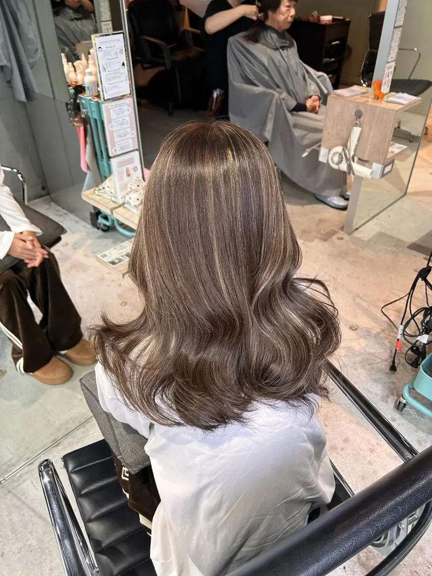 セミロング カラー グレージュ ハイライトカラー ハイライト ヘアカラー F.O.F やまおか りおのヘアスタイル