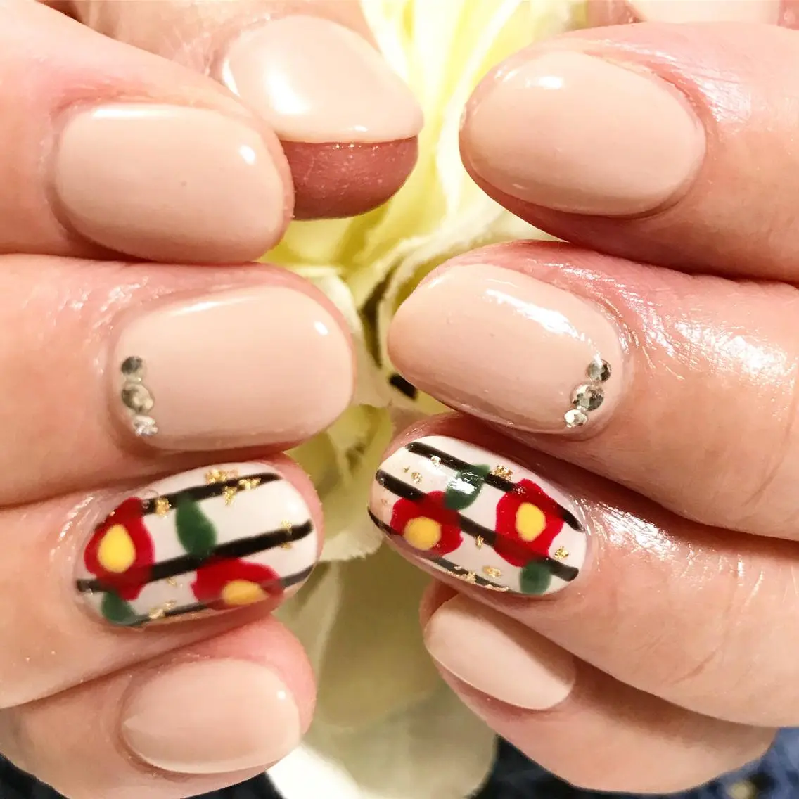 ネイル フットネイル シンプルネイル 春ネイル ストーンネイル ホワイト nail fufla ♡yamane♡のネイルデザイン
