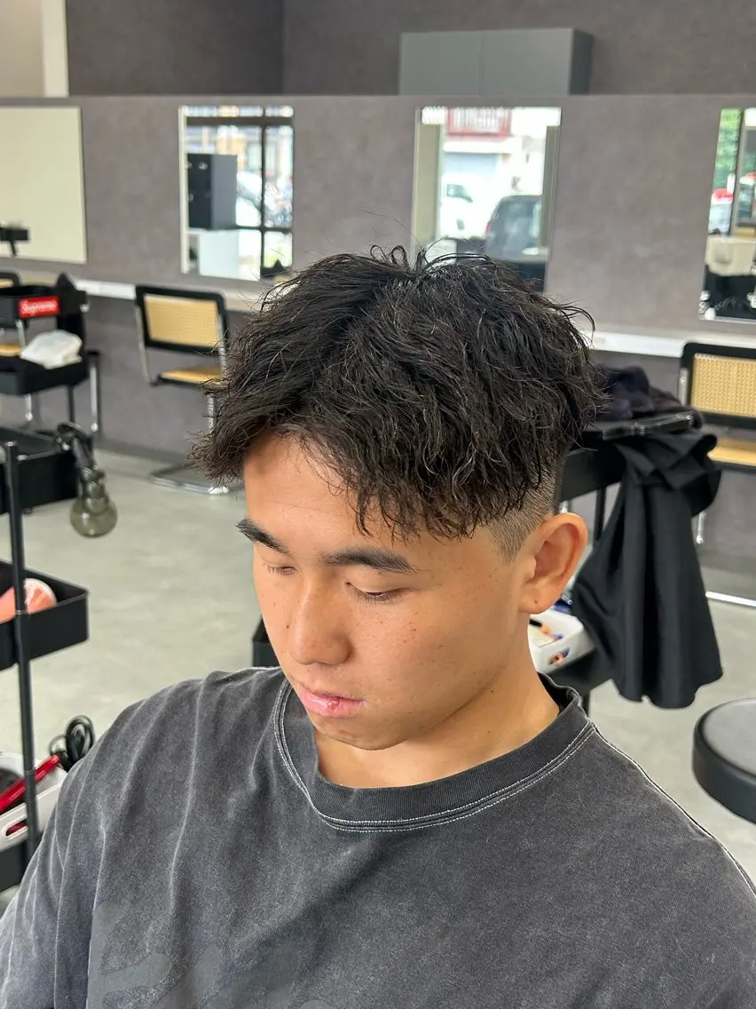 ショート パーマ メンズ センターパート フェードカット マッシュ メンズパーマ スペインカール パーマ 宮下 遼太のヘアスタイル