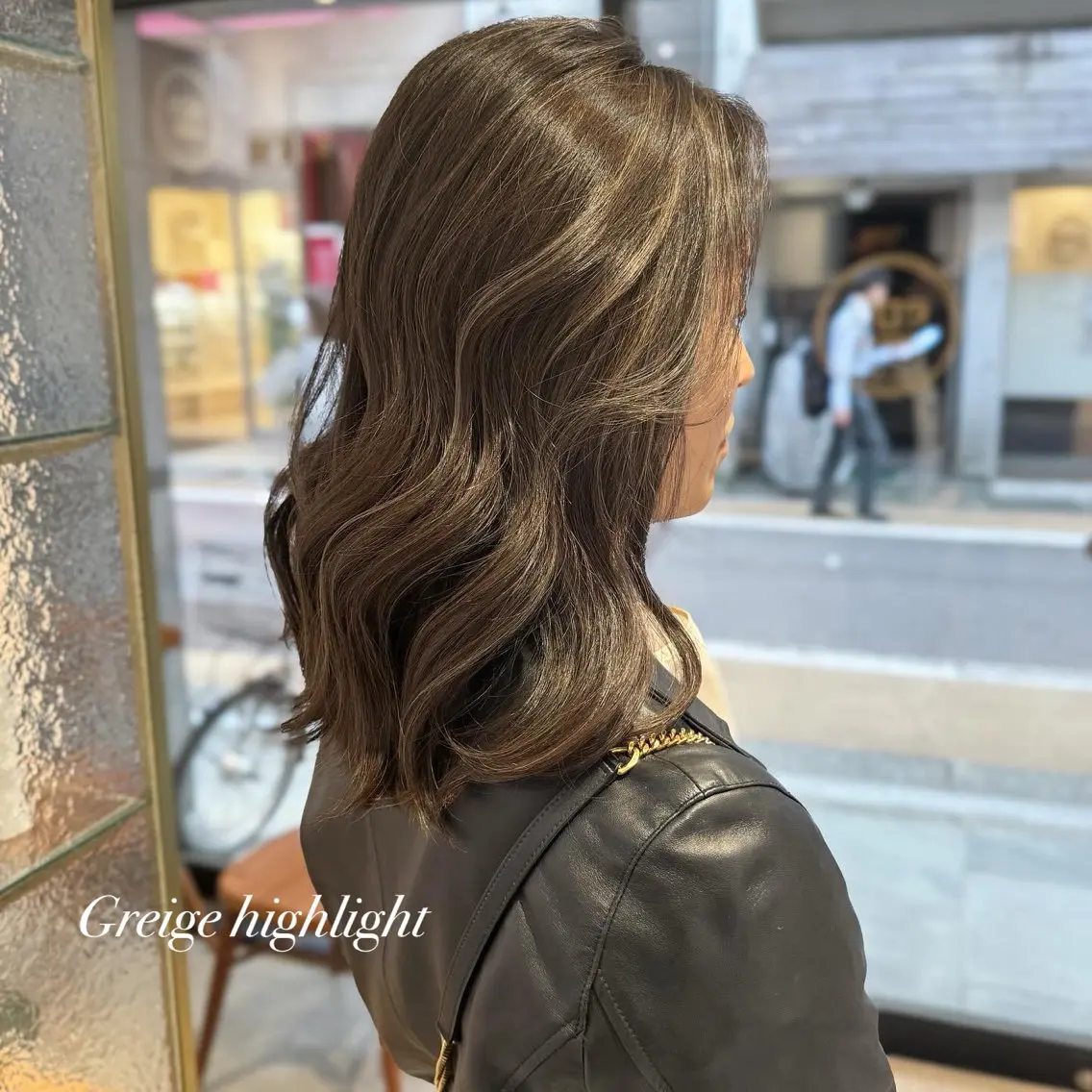 ミディアム カラー グレージュ ハイライトカラー ハイライト レイヤーカット ARISA 学芸大学/海外ヘアのヘアスタイル