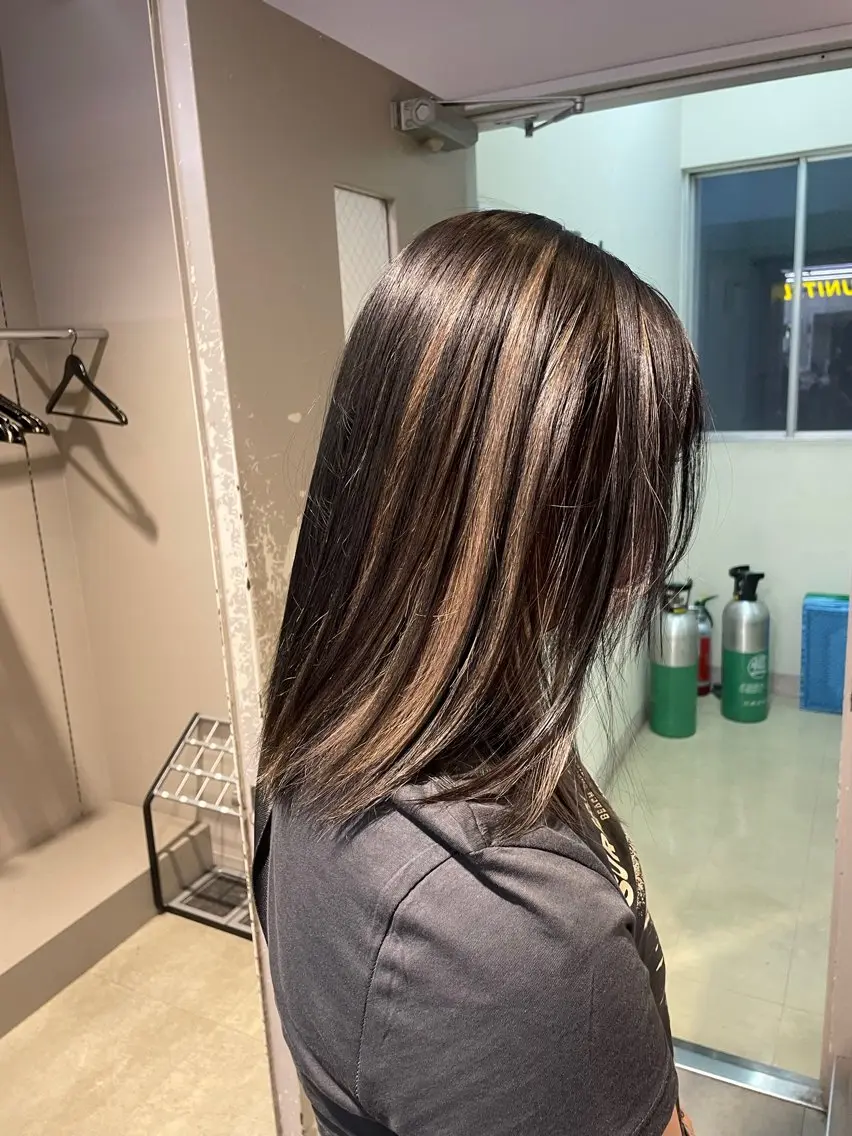 セミロング カラー 抜け感レイヤー︴ ニュアンスカラーのヘアスタイル