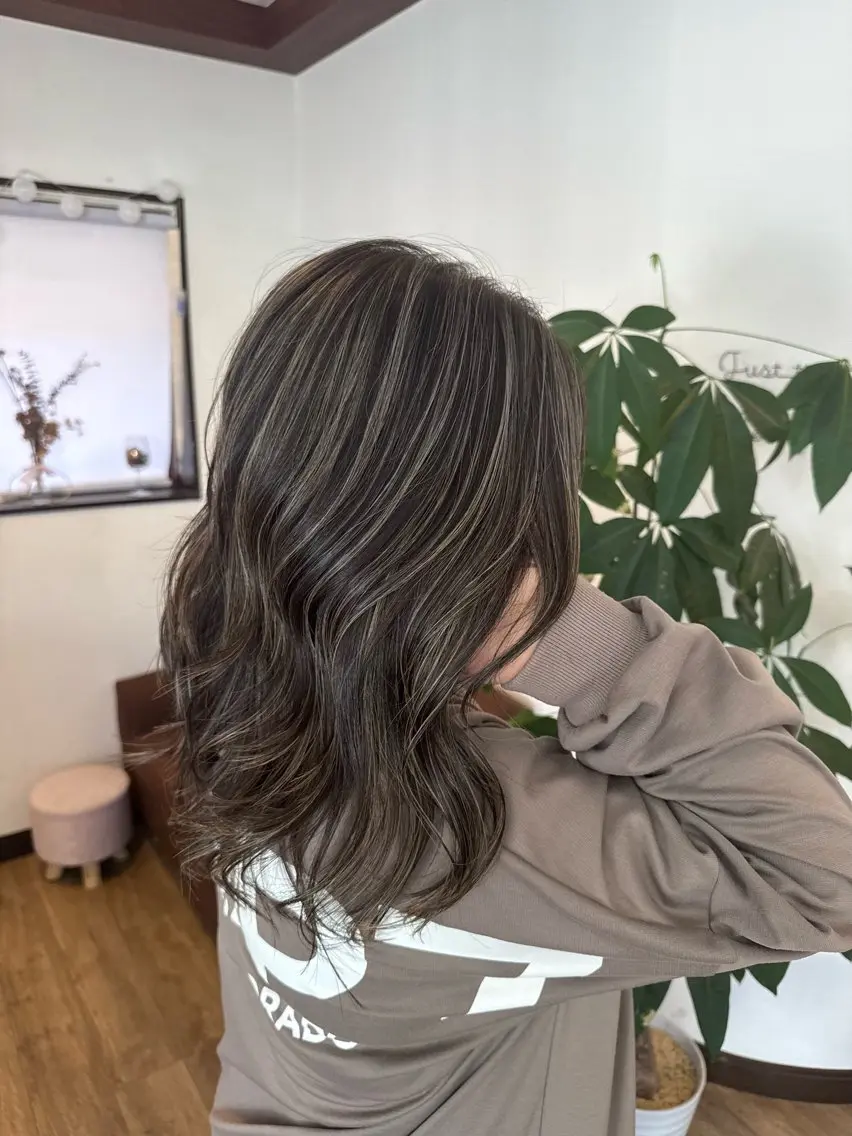 セミロング カラー ハイライトカラー ハイライト カット ヘアカラー トリートメント 透明感/ハイライト 🌺MOMOKAのヘアスタイル