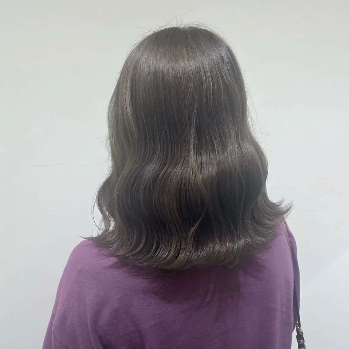 セミロング アッシュ アッシュグレー アッシュグレージュ ミストバング ハイライト ヘアカラー 韓国ヘア特化 💟 ララア 💟のヘアスタイル