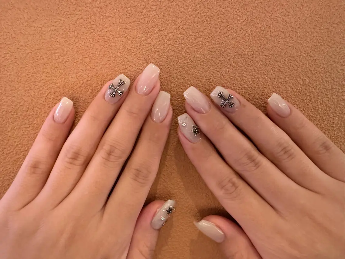 ネイル ワンカラーネイル シンプルネイル ストーンネイル TI NAILのマツエク・マツパデザイン