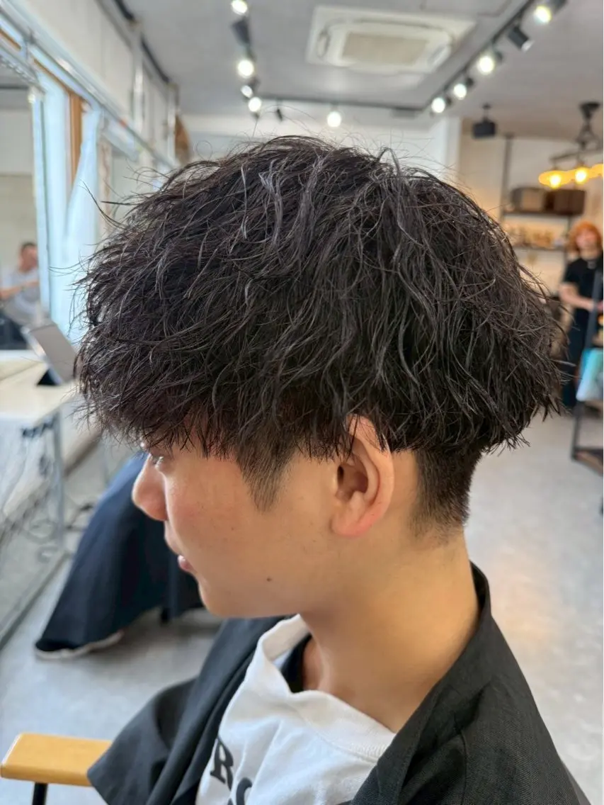 ショート パーマ メンズ センターパート フェードカット マッシュ メンズパーマ スペインカール 宮下 遼太のヘアスタイル