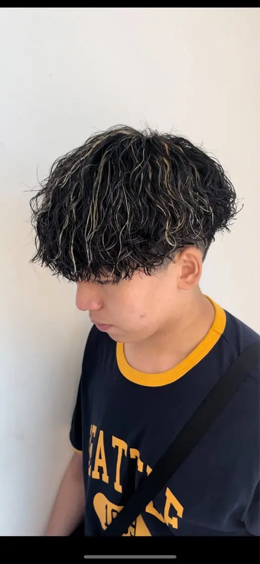 カラー パーマ メンズ k jの眉毛・アイブロウイメージ