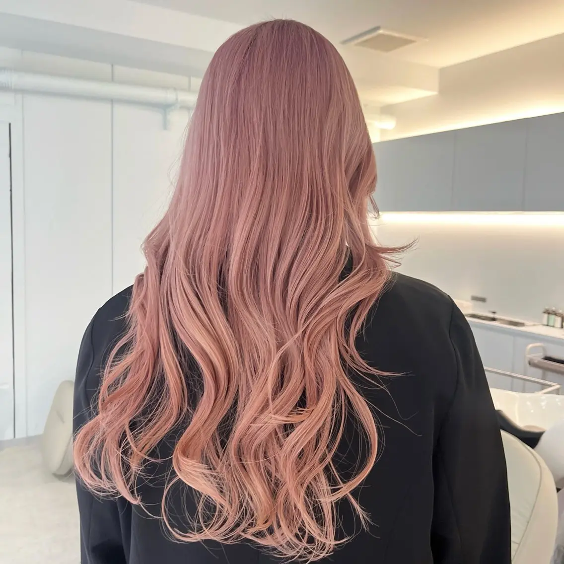 ロング カラー ピンクカラー ホワイトピンク ヘアカラー トリートメント 顔周りカット／透明感 カラー／Kurumeのヘアスタイル