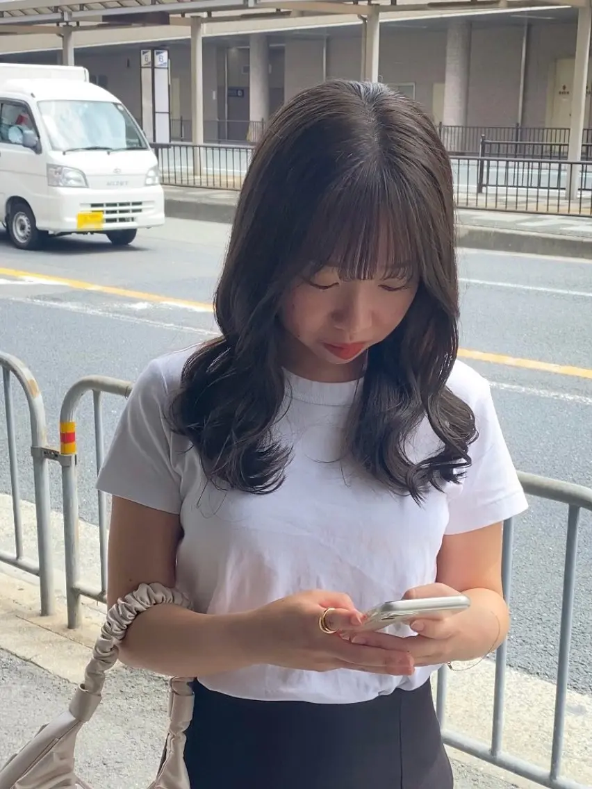 ミディアム カット ヘアカラー トリートメント ブリーチなしカラー/ 顔周りレイヤーカットのヘアスタイル