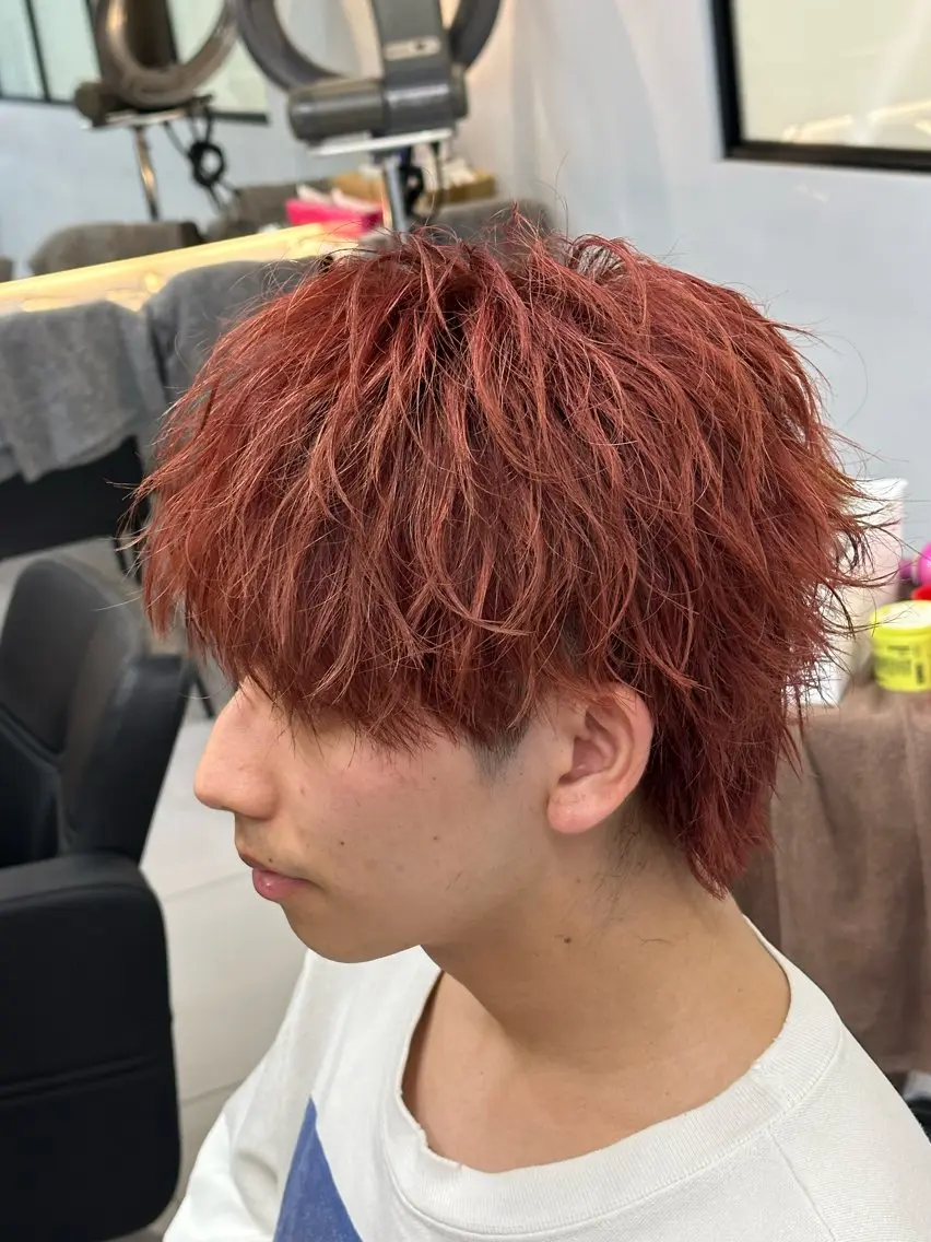 カラー メンズ メンズブリーチ ブリーチ カシス レッドカラー ヘアカラー 尾関 隼多のヘアスタイル