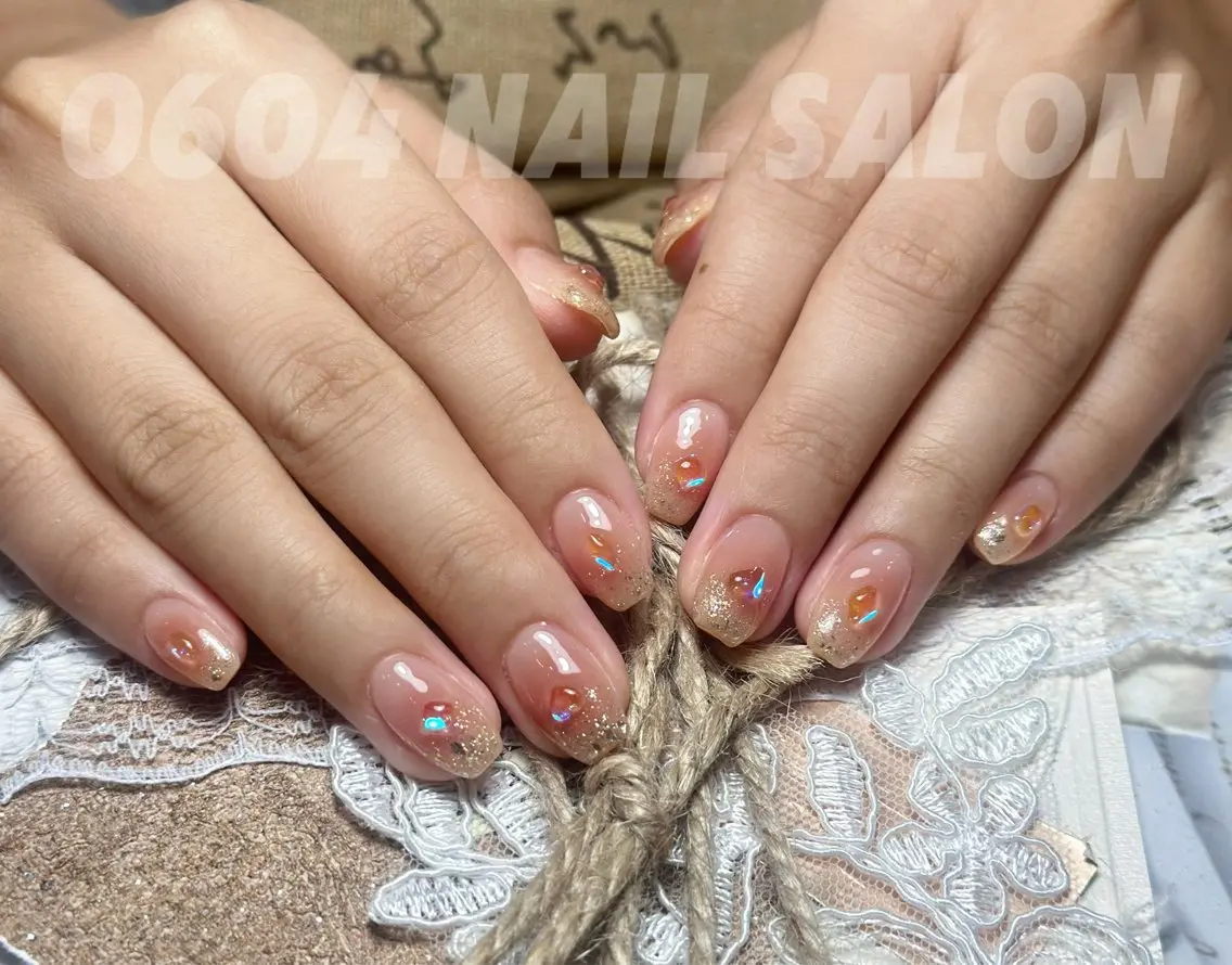 ネイル オーロラネイル チークネイル キラキラネイル ストーンネイル ishiro 🍂のネイルデザイン