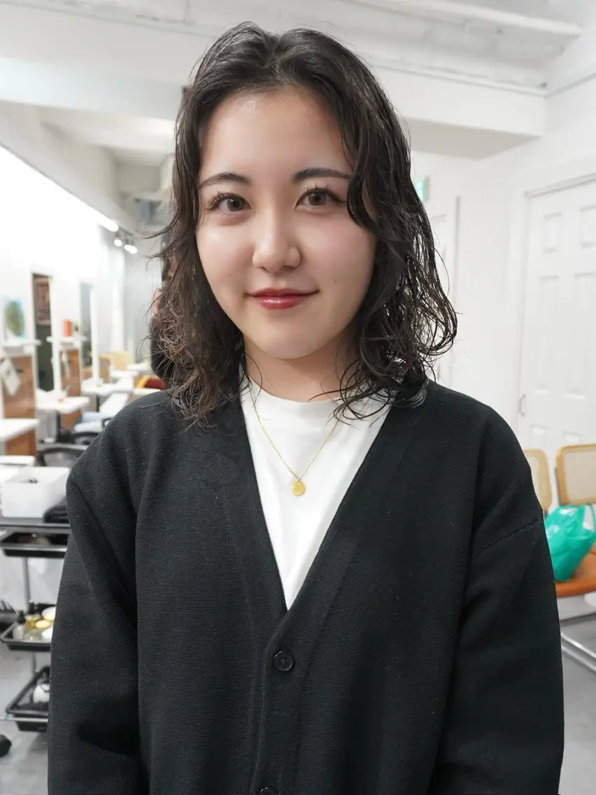 ミディアム カラー パーマ ミディアムレイヤー ミディアムパーマ 黒髪 くせ毛 顔周りカット カット ヘアカラー パーマ トリートメント レイヤー／パーマ TAKUYAのヘアスタイル