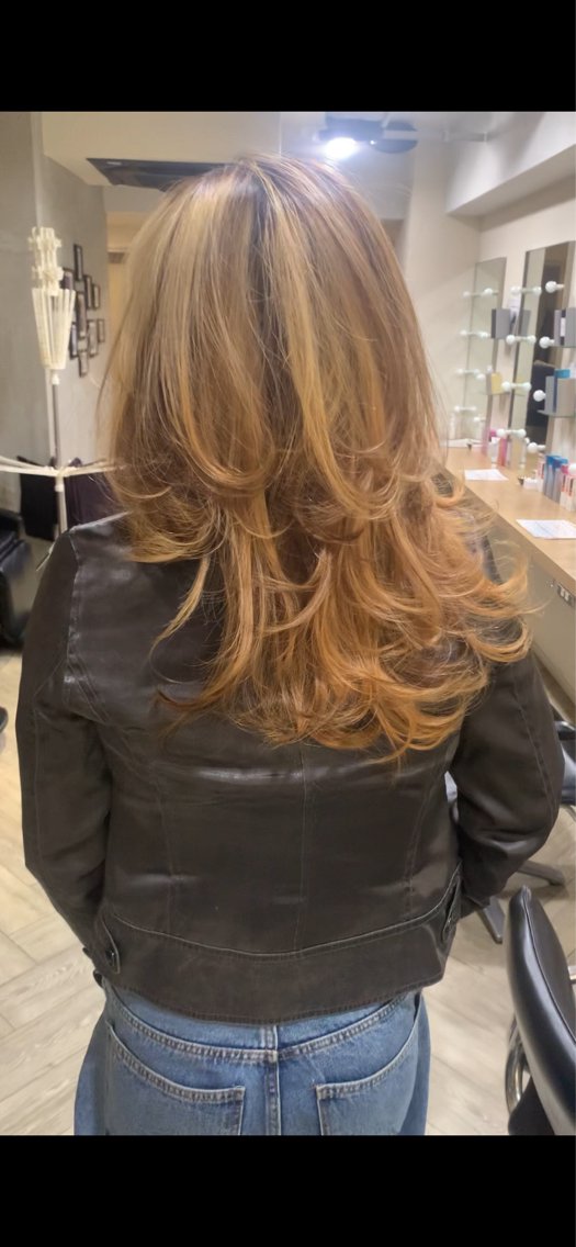 ミディアム ハイレイヤー レイヤーカット 伊藤 鳳雅のヘアスタイル