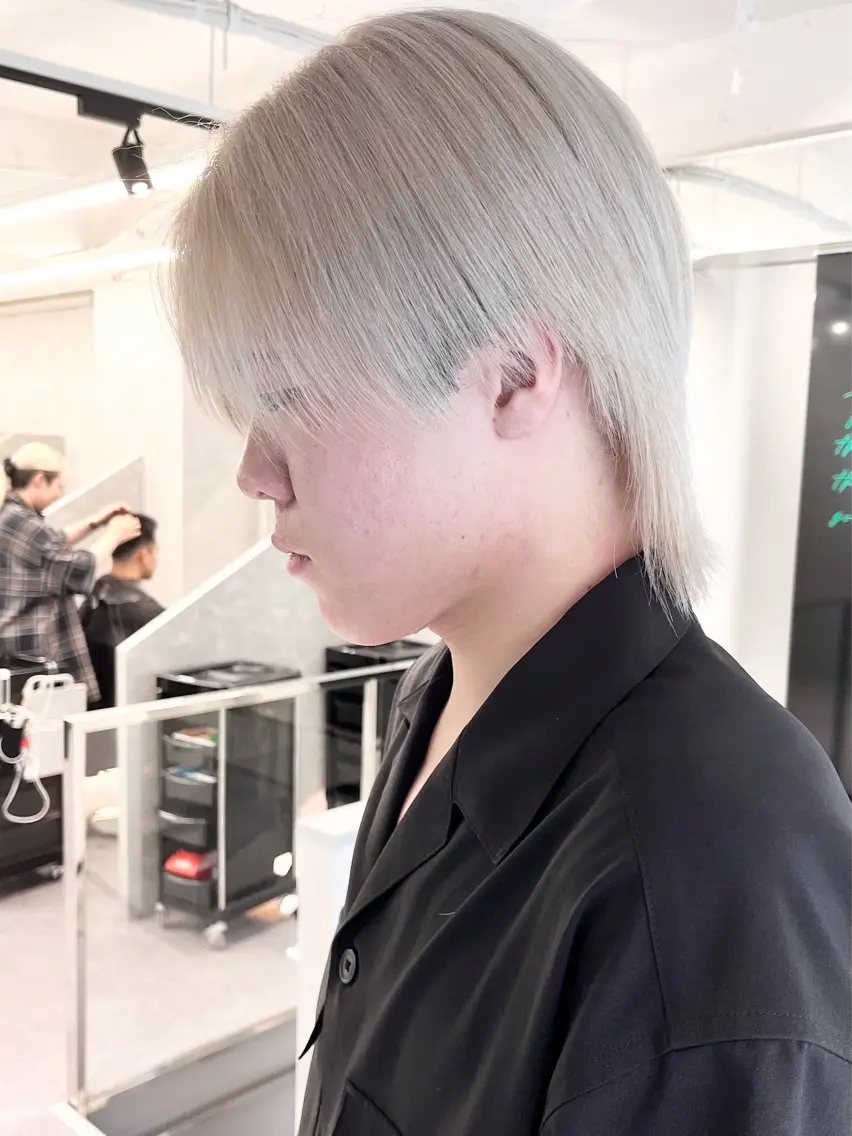 ショート カラー メンズ 前下がりボブ メンズハイトーン メンズインナーカラー ブロンド デザインカラー デザインカラー 小西勇次のヘアスタイル
