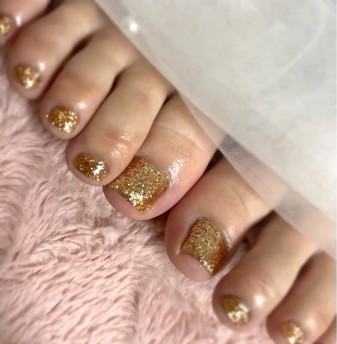ネイル ブルー フットネイル ゴールド ラメ(グリッター) ワンカラーネイル フットネイル kaho  🧸🎀 RiLionのネイルデザイン
