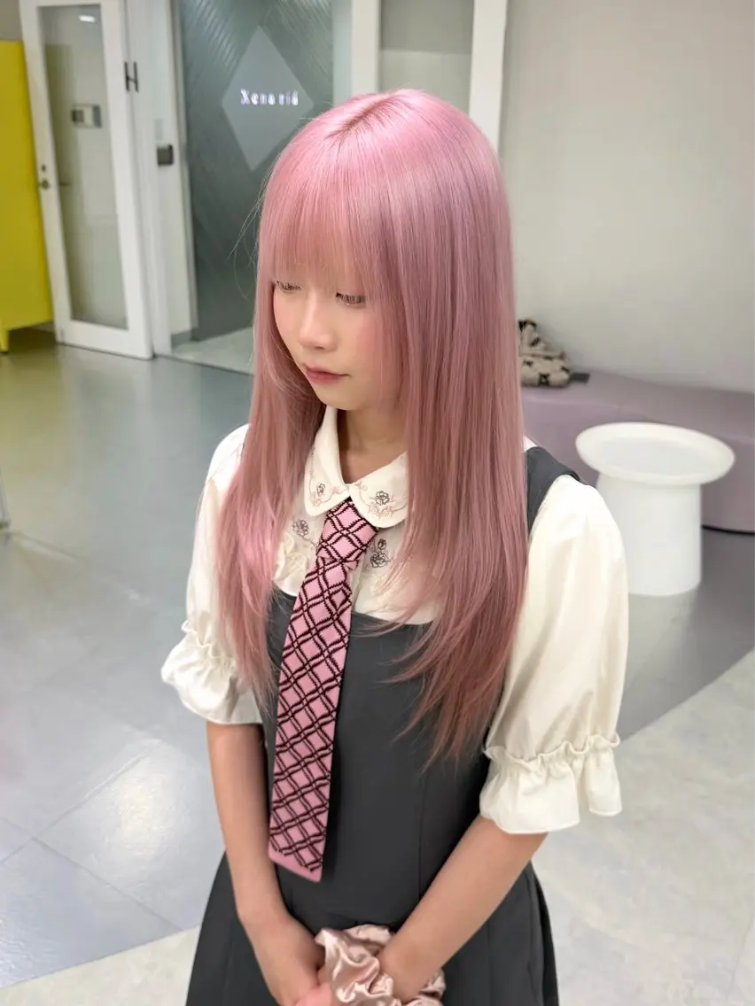 セミロング 髪質改善 ヘアカラー RIHO🎀栄 ハイトーン×顔周りのヘアスタイル