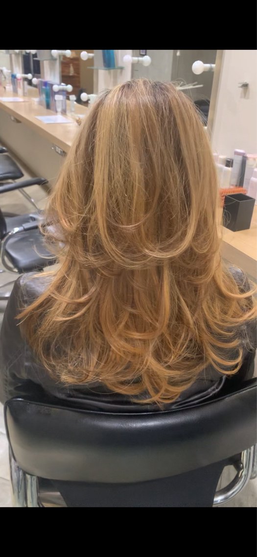 ミディアム ハイレイヤー レイヤーカット 伊藤 鳳雅のヘアスタイル