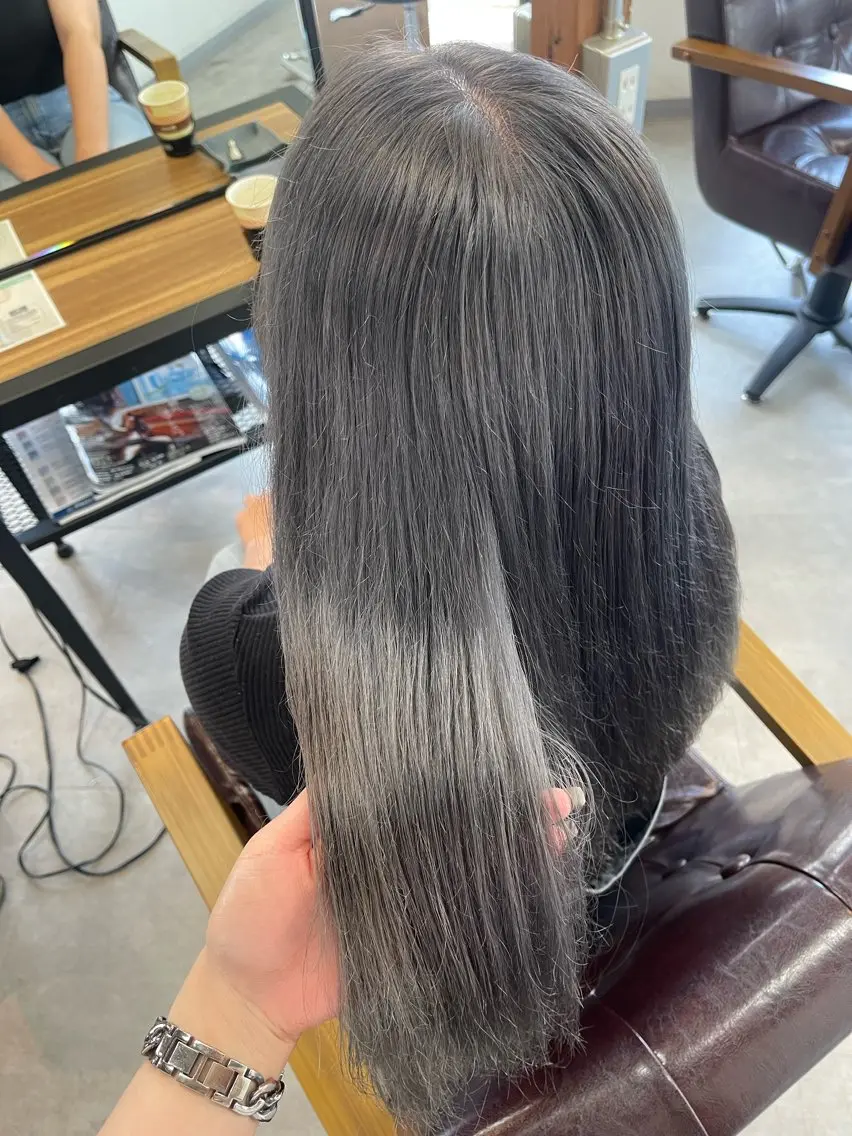 ロング カラー シノザキ キナのヘアスタイル