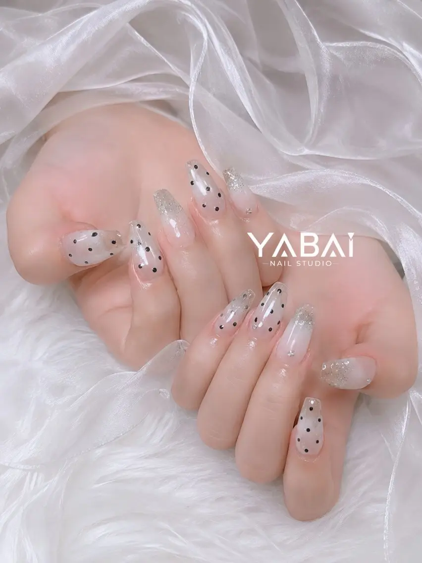 ネイル クリアネイル ドット キラキラネイル ラメ(グリッター) シルバー YABAI NailStudioのネイルデザイン