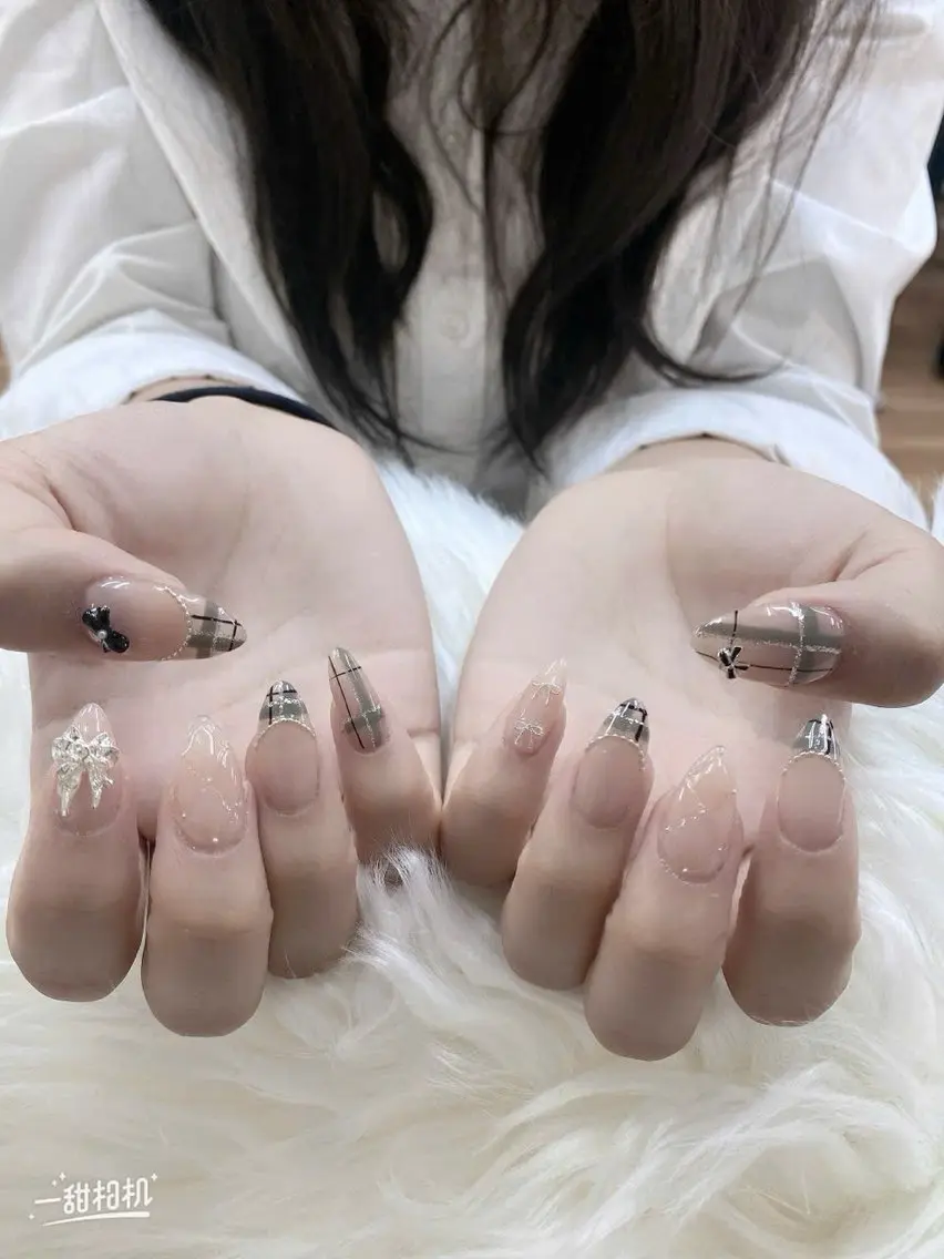 ネイル フレンチネイル グラデーション キラキラネイル 韓国ネイル マグネットネイル ハンドネイル ハンドケア Hara Nail 【持ち込みOK】のネイルデザイン