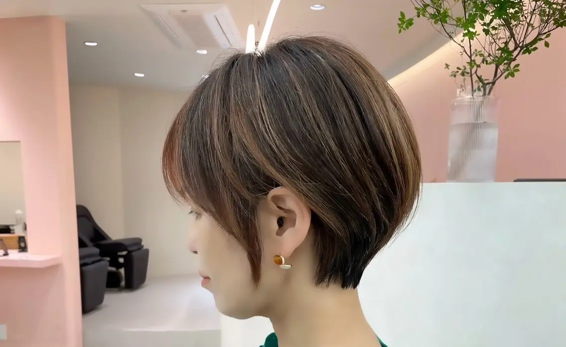 ショート 中村拓磨 明るい白髪染めのヘアスタイル