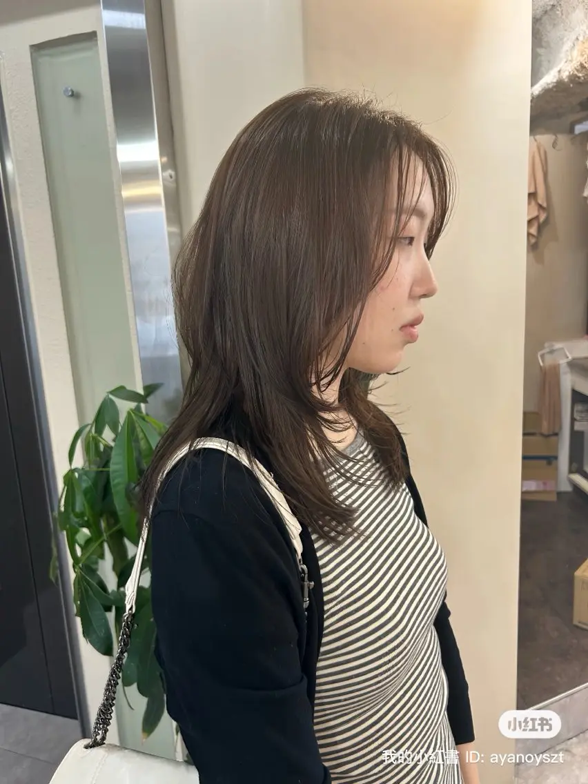 セミロング レイヤーカット カット ヘアカラー トリートメント AYANO ／レイヤー／オリーブのヘアスタイル