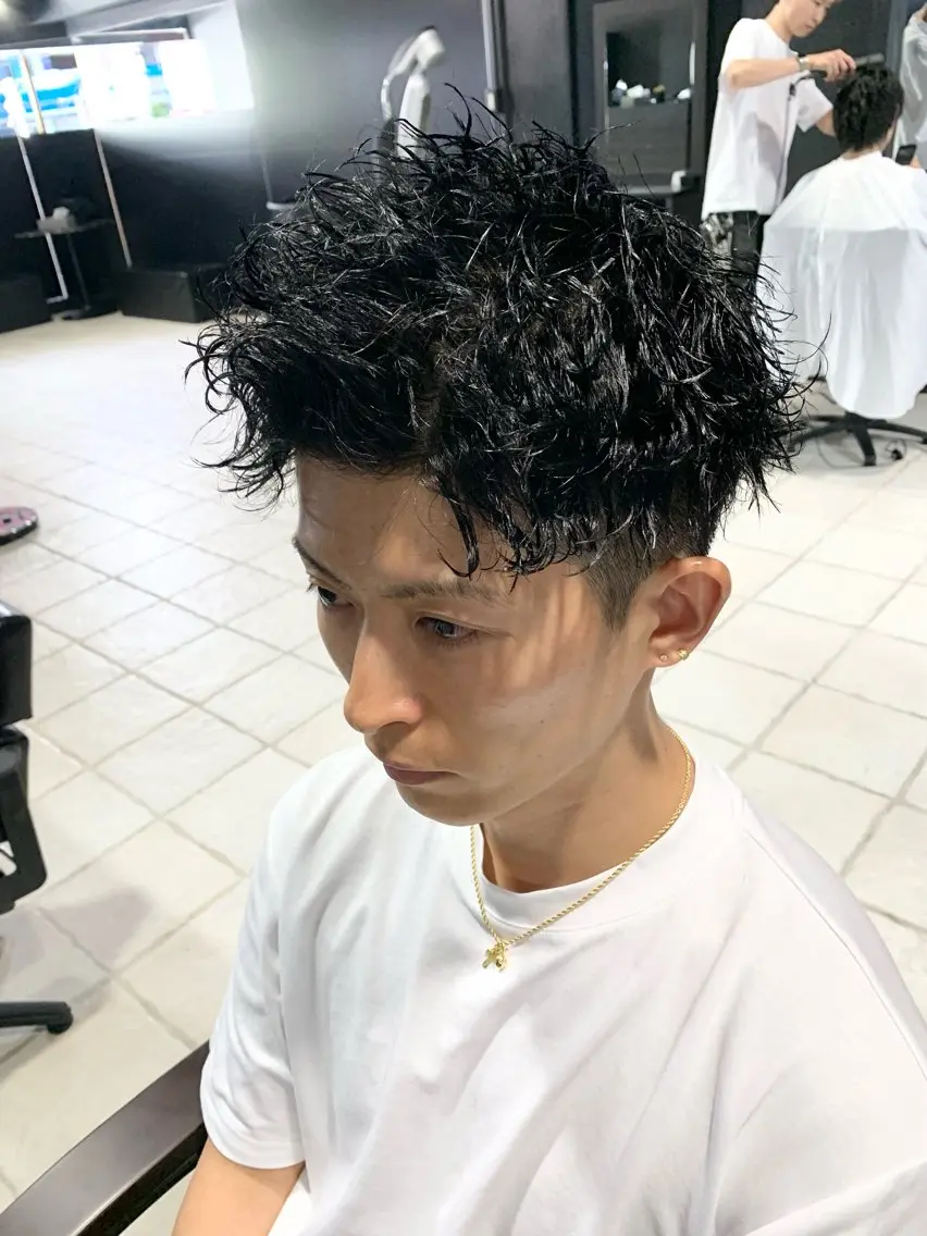 ショート メンズ メンズハイライト メンズパーマ プードルパーマ スペインカール スパイキーショート メンズパーマ/難波/ 心斎橋　室園亮佑のヘアスタイル