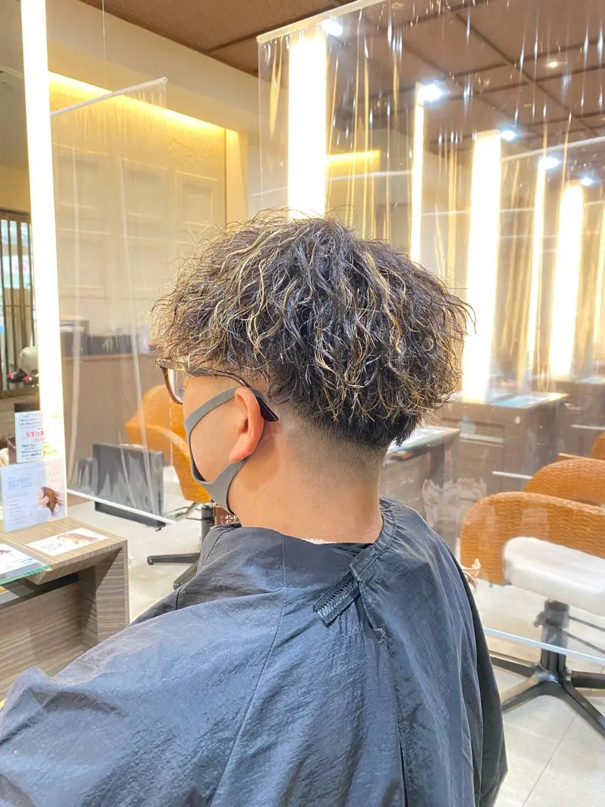 カラー パーマ メンズ カット ヘアカラー スパイラル波巻き パーマ井本汰壱のヘアスタイル