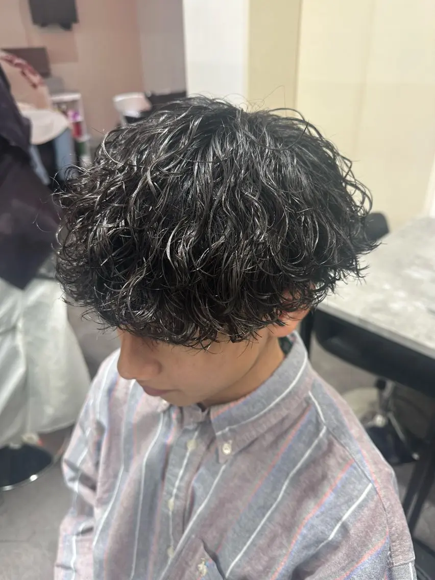 ミディアム パーマ メンズ ミディアムパーマ マッシュ メンズパーマ プードルパーマ ツイストスパイラルパーマ カット パーマ メンズ特化🔥 渡邉愛斗のヘアスタイル