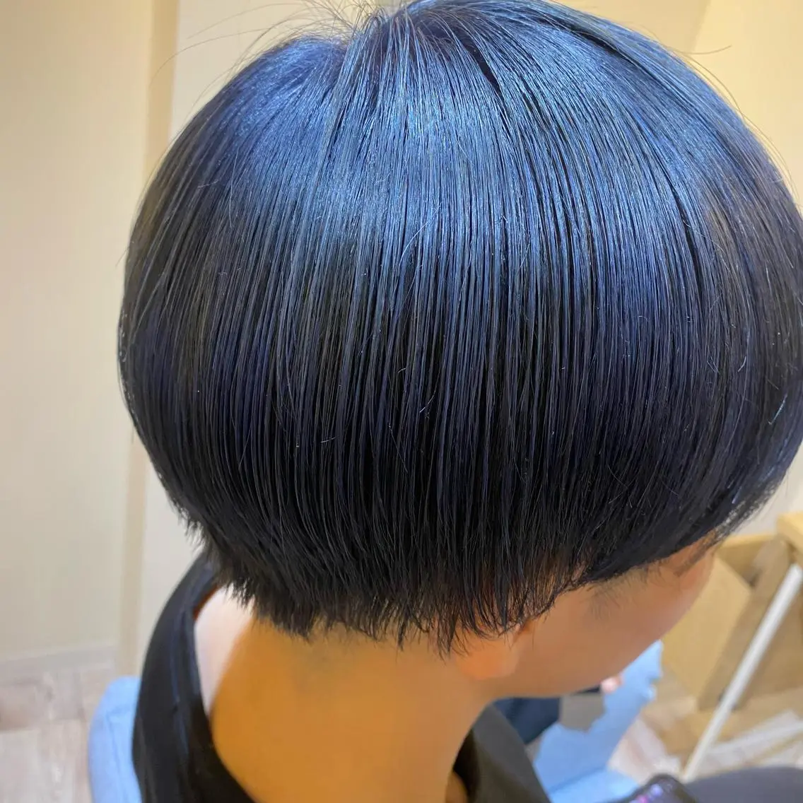 ショート カラー 黒髪 ブリーチ ブルーカラー ブルーブラック 金島 青のヘアスタイル