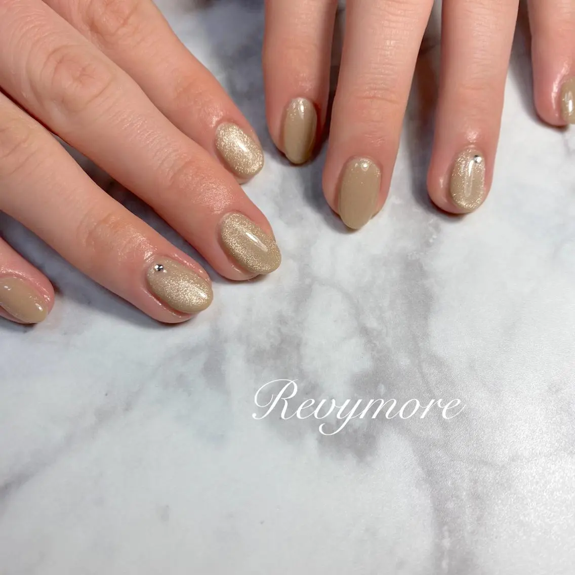 ミディアム ネイル 韓国風ヘア ジェルネイル キラキラネイル 韓国ネイル マグネットネイル nail salon Revymoreのネイルデザイン