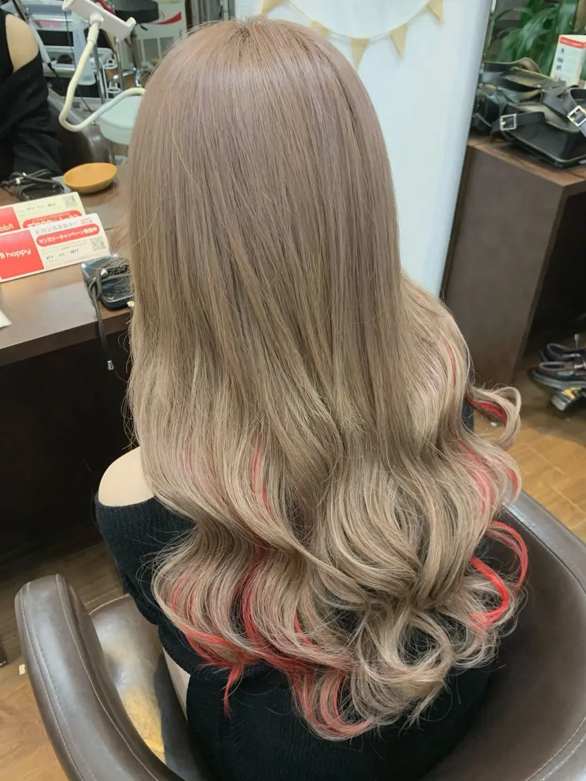 ロング カラー シールエクステ ベージュカラー イヤリングカラー ミルクティーベージュ レッドカラー ヘアカラー トリートメント エクステ 小笠原 菜緒のヘアスタイル
