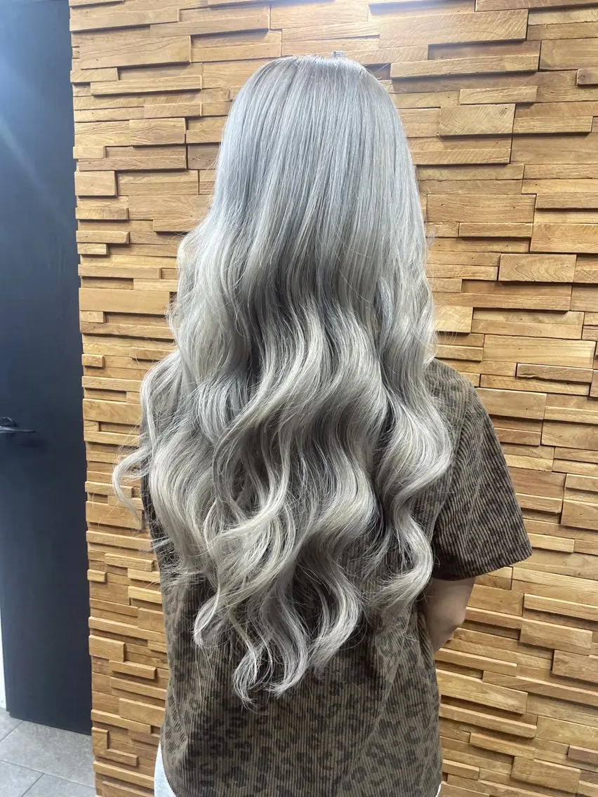 ロング RIEブリーチ& エクステ特化型のヘアスタイル