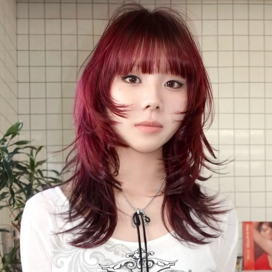 セミロング カラー ボルドーカラー レッドカラー ハッシュカット ハイレイヤー レイヤーカット レイヤーカット ボブ 渋谷のヘアスタイル
