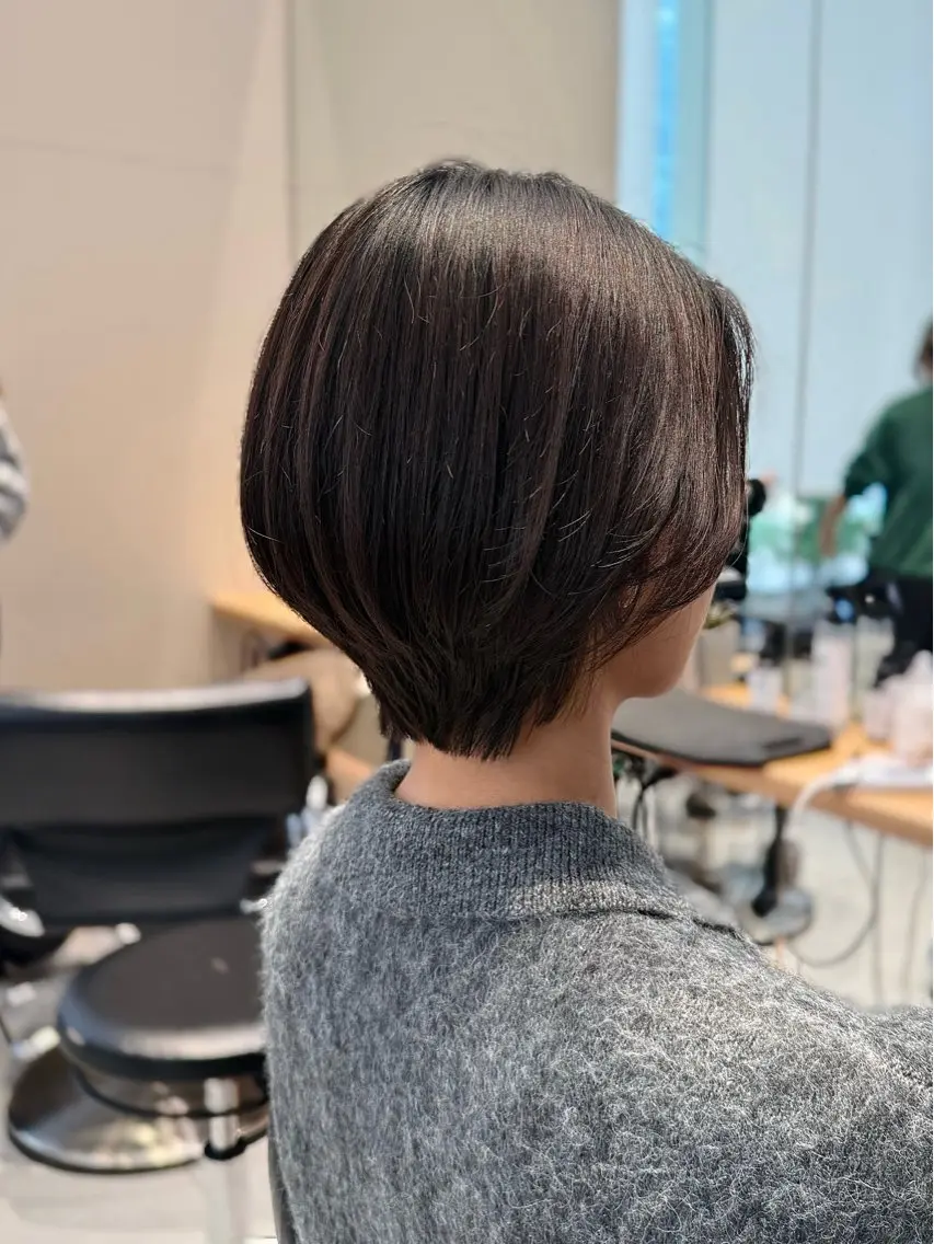 ショート カラー ミオ💎ショート 透ける暗髪のヘアスタイル
