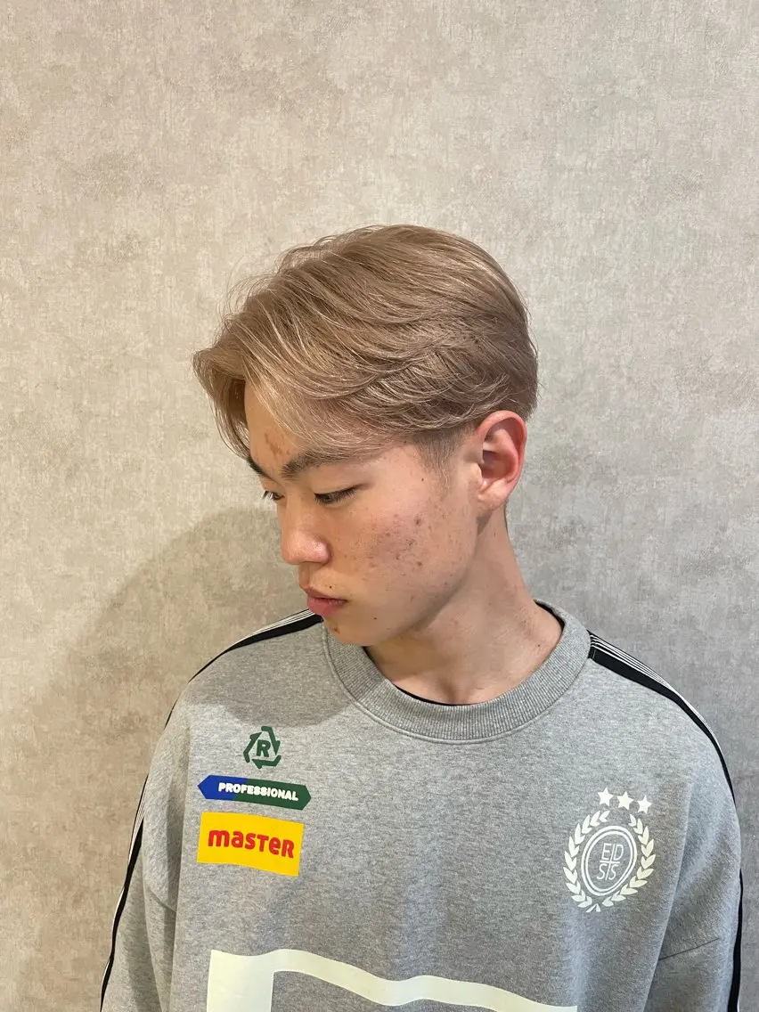 メンズ メンズバレイヤージュ センターパート フェードカット メンズハイライト 刈り上げ カット ヘアカラー バレイヤージュ特化｜ Takuのヘアスタイル