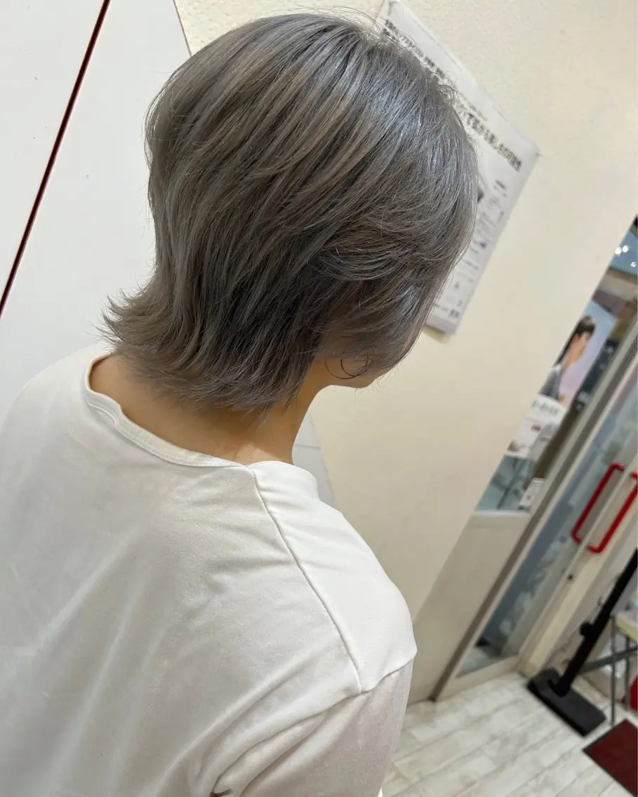 ミディアム カラー ヘアアレンジ アッシュ ベージュカラー シルバー カット ヘアカラー 今村公介 ブリーチ特化、派手髪のヘアスタイル