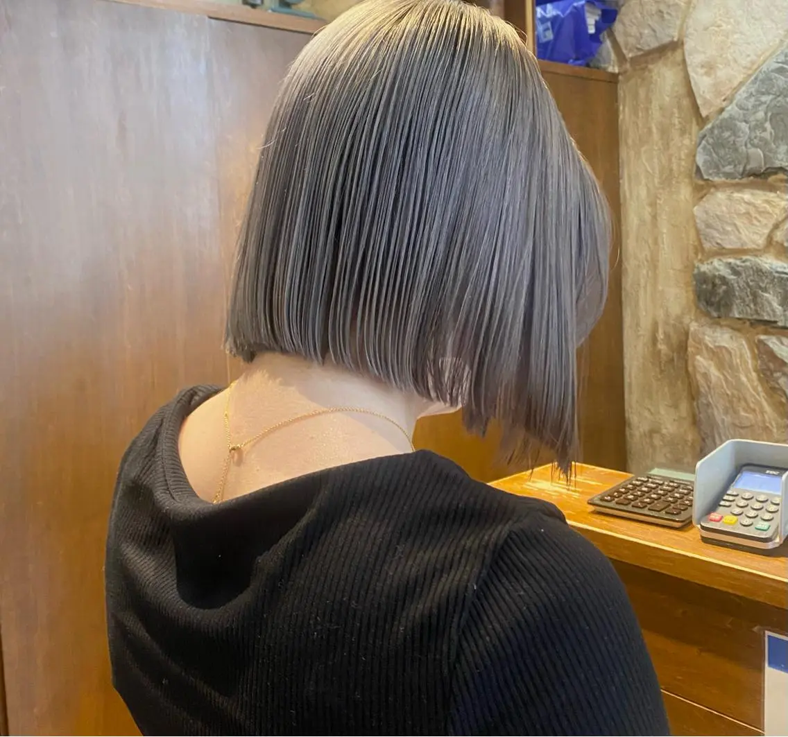 ショート カラー ダブルカラー ハイトーンカラー シルバー マンツーマン 美容師💚コウブチのヘアスタイル