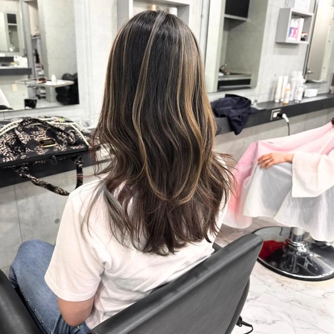 カラー ブリーチ 透明感カラー デザインカラー グレージュ ヘアカラー Endearing 銀座/レイヤーカットのヘアスタイル