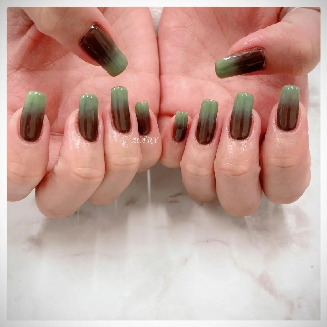 ネイル ブラウン グラデーション グリーン ニュアンスネイル スクエアネイル ハンドネイル Mary nail .narumiのネイルデザイン
