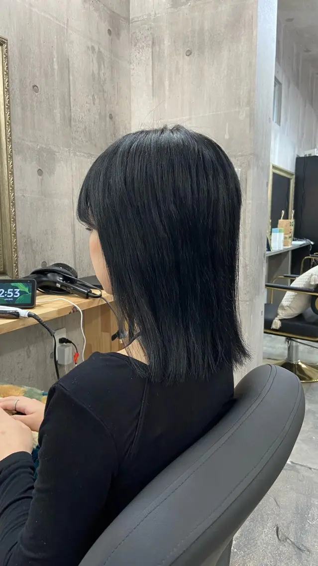 ミディアム カラー 黒髪 ブルーカラー ブルーブラック カット ヘアカラー トリートメント Sunny side 大名 RIOのヘアスタイル