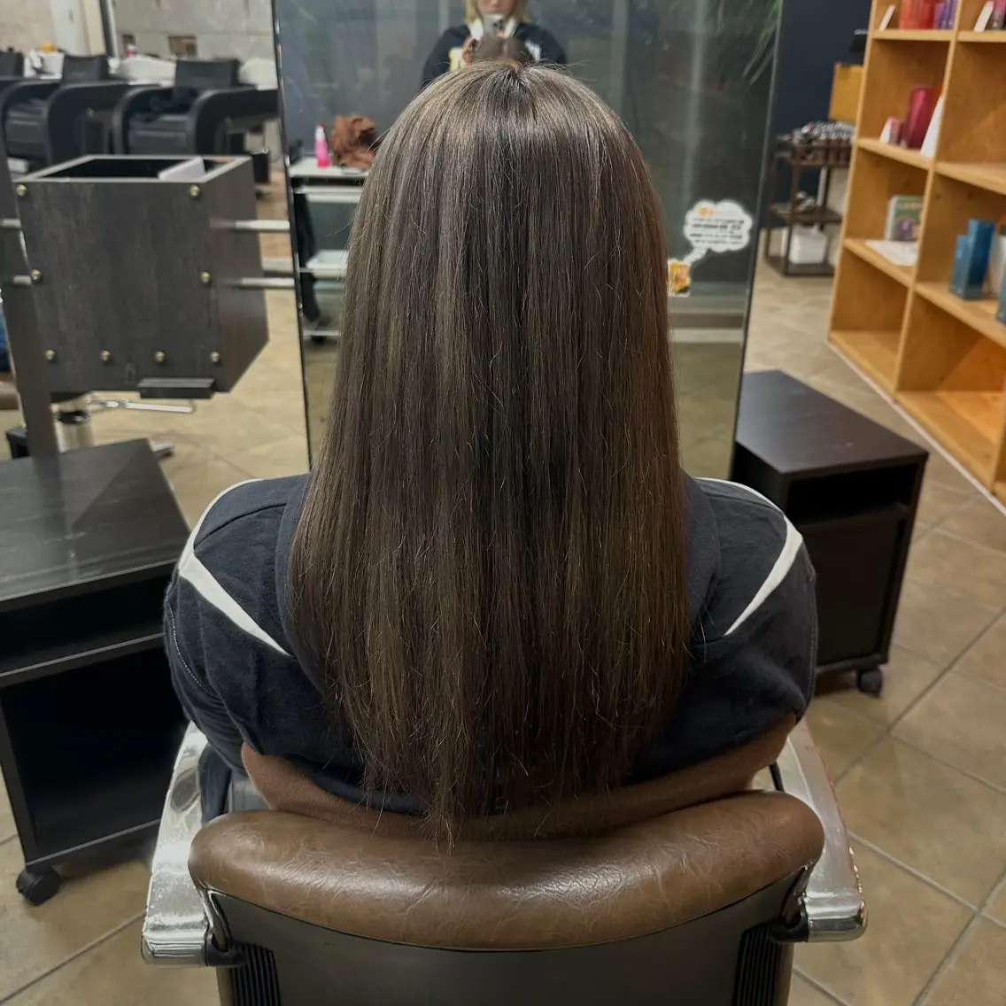 セミロング カラー ブリーチ 岡山 紗里奈のヘアスタイル