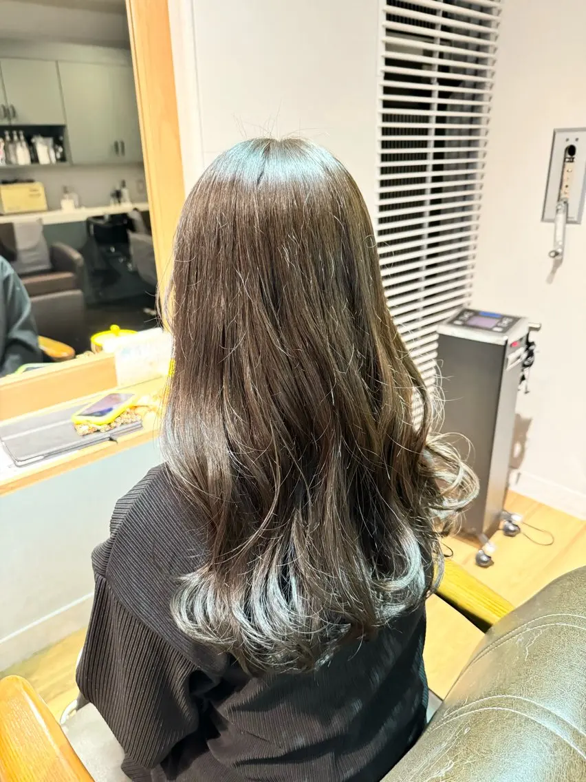 ロング カラー アッシュ アッシュグレー ヘアカラー トリートメント ツキダテ ユイのヘアスタイル