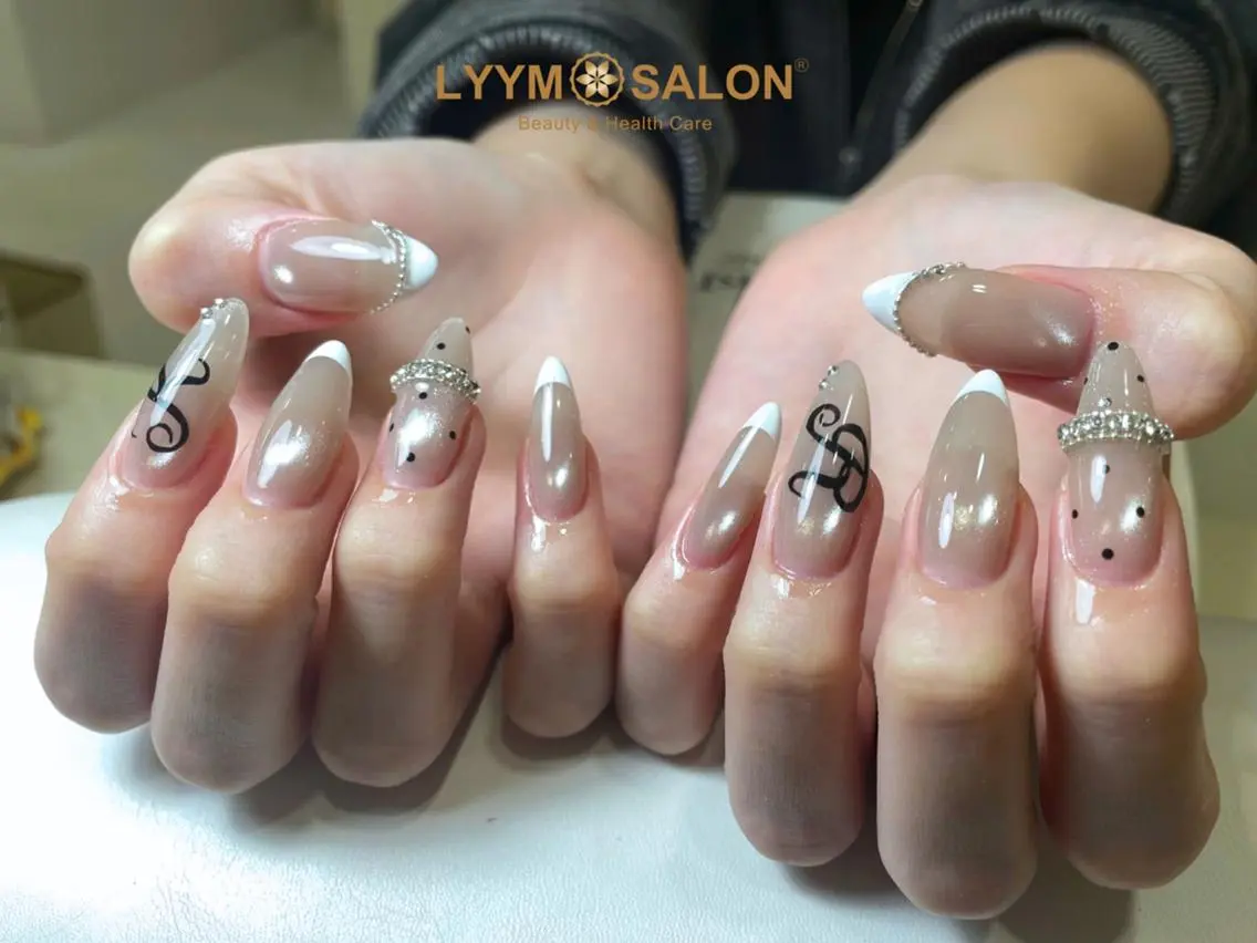 ネイル アートネイル ブラウン ドット フレンチネイル 韓国ネイル ハンドネイル LYYM Salonのネイルデザイン