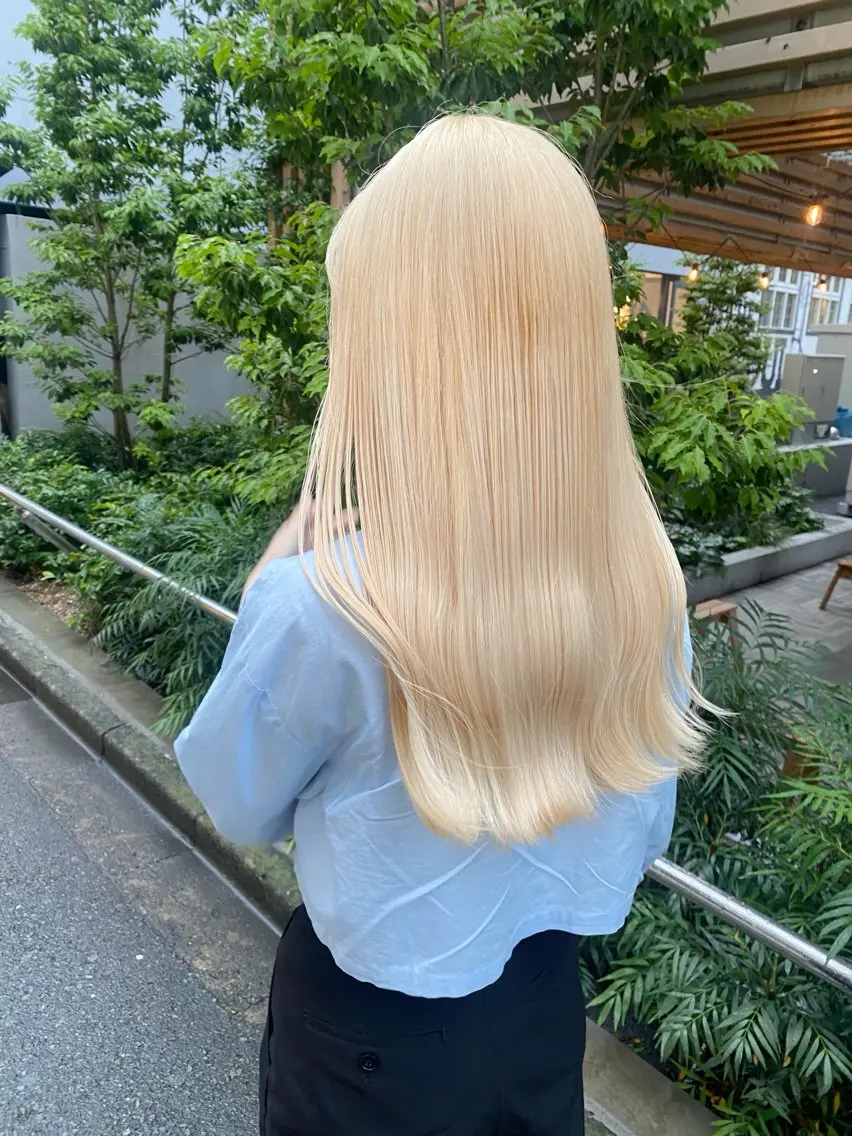 ロング カラー ヘアアレンジ ブリーチ 抜きっぱなしブロンド ブロンド ヘアカラー トリートメント Flamme Annaのヘアスタイル